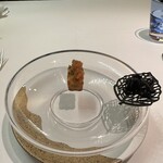 メイ - ❶アミューズ
      ・夏野菜のケーキサレ
      ・イカ墨のチュイル