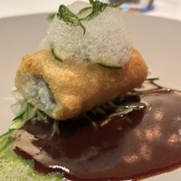 メイ - 和歌山県産の鮎、ホタテのムース、ウルカをメークインで包んで揚げたもの。