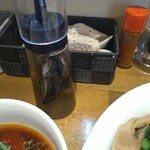 中華そばや 和凡 - お好みで煮干し入り酢を