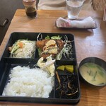 Akashiya - 味噌汁とご飯、アジフライは熱々。食後のコーヒー付きで７５０円