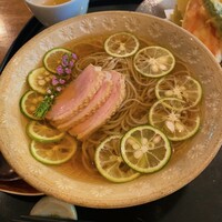 紗羅餐 本店 - 蕎麦のアップです。ちょっと傾いた？