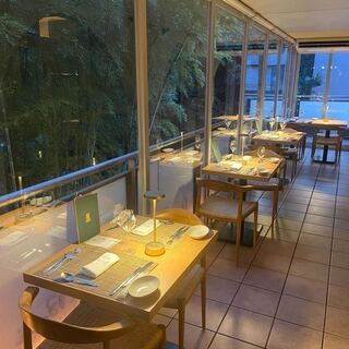 開放的なテラス席【囲いあり】