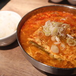 韓国料理 スジャ食堂 - ライスとユッケジャンクッパ