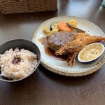 バルバルキッチンアメリ - ランチ：ミックスプレート(¥1,680)
      (国産牛100%手捏ねハンバーグ＆有頭海老フライ)
      カップコンソメスープ＆ランチサラダ(¥200) 計¥1,880