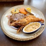 バルバルキッチンアメリ - ミックスプレート(¥1,680)
      (国産牛100%手捏ねハンバーグ＆有頭海老フライ) メイン
      メニューに書いてある通り海老は頭から全部食べられる。
      メインが二種類乗って、抜群の満足感！