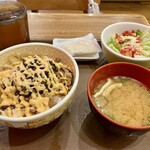すき家 - 「高菜明太マヨ牛丼（税込￥580）」「シーザーサラダランチセット（税込￥200）」
