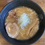 麺屋 東札幌ノ梟 - しょうゆ900円、中細ストレート麺。
