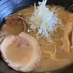麺屋 東札幌ノ梟 - しょうゆ900円、中細ストレート麺。