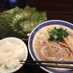 麺や辰 - 豚骨醤油らーめん海苔増し