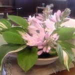 清涼堂 - 客席 ① テーブル上 生け花