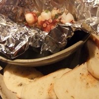 鉄板焼　ぼんの - タコのにんにくソースとパン
