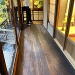 京味 もと井 - 長い廊下を曲がって階段で2階へ