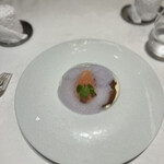 シンジコガ - ココナッツのムースとモモのバジル風味