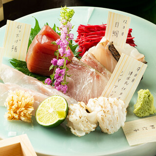 You can enjoy Hitoshio's famous "Tsukuri Mori" aged sashimi and fresh fish caught in the morning.