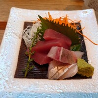 赤坂うまや 新宿 - 鰤と鮪のお刺身。