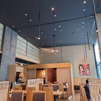 赤坂うまや 新宿 - 高い天井の店内。この後あっという間に満席。