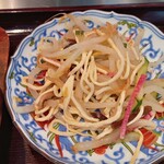 Nyu Aji Ajuusan - 白い物が麺と思いきや、鶏のささ身だった。サッパリ美味い