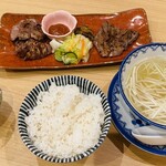 炭焼き牛たん 東山 - 「牛たんと仙台とんたんの定食」1,958円税込み♫ 牛たん焼1枚、とんたん焼2枚、浅漬け、南蛮味噌、仙台辛味噌、麦飯、とろろの代わりにミニミニサラダ、スープであります。