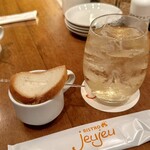 ビストロjeujeu - お通しと角ハイボール