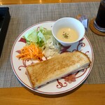 Pasta&Cafe ricca - ◯パニーニ
            コンガリとフライパンで焼かれてるであろう
            ハムとチーズのパニーニとなる。
            
            ◯レタス
            味付けか成されてない❔
            ランチみたいにオリーブオイルも掛かってない
            何か味付けが必要かと思った