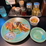 Daikoku - 餃子は酢と胡椒でいただく、味噌だれもある。