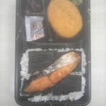 いと半 - 鮭、のり、コロッケ弁当