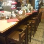 辰巳家 - １階はカウンター席の他に、奥にテーブル席（～７名様）がございます。