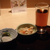 伊豆の旬 やんも 丸の内店 - 香の物、小鉢、冷たい麦茶