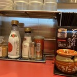 丸源ラーメン - 卓上の調味料たち