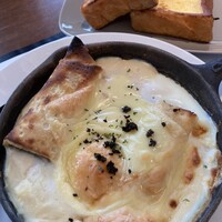 マーサーブランチ テラスハウス - H)ポークラグーとキャラメルオニオンのクレープ　トリュフグラタンとブリオッシュフレンチトースト