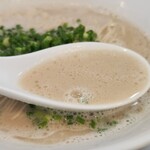 とんこつラーメン44 - プレーンのスープ泡.。o○( ´∀｀ )b