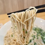 とんこつラーメン44 - 硬めの麺リフト