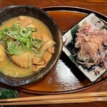 Sumibi Yakitori Yakikura - お通し。名物カレー味の煮込み♡と茄子の煮浸し