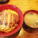 喜多八 - カツ丼850円（ごはん半分）。たまごとじの火加減が絶妙です。お味噌汁は、だしのきいたやさしい味