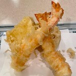 Tempura Shinjuku Tsunahachi - 海老に新玉ねぎに蓮根