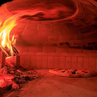 在意大利那不勒斯也使用的柴窑烤制的披萨有着正宗的味道