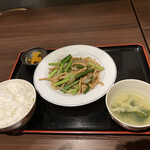 ラクヤス酒場 - 豚肉細切りニンニクの芽炒め　550円