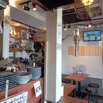 ブラックマーケット - 店内の風景。(ヤクルトの選手のサインが壁に