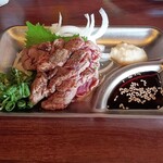 ブラックマーケット - ラム肉のたたき、弾力と甘みが癖になる！