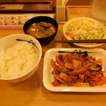 Matsuya - ...「豚キムチ定食/生野菜・ライス・みそ汁付き（580円）」、美味辛い！