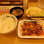 松屋 - ...「豚キムチ定食/生野菜・ライス・みそ汁付き（580円）」、美味辛い！