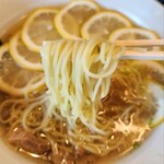 大漁バガボンド丸 - レモンラーメン(温)(豚コロチャーシュー版) の麺