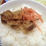 Matsuya - ご飯に牛肉と紅ショウガをのせて