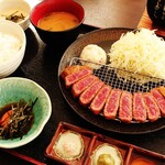 Ushi Tora - 大人気！牛かつ定食。牛肉のレア感をお楽しみいただけます