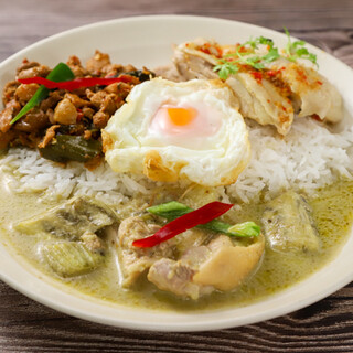 3種類のタイ料理が味わえる「タイかぶれよくばり一皿飯」が人気