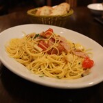 イタリアンレストラン アンシャンテ - スモークソーセージ･キノコ･ズッキーニの
            オイルソースパスタ(950円)
            パスタ大盛り(+50円)
            バゲット･サラダ･コーヒーセット(+200円)