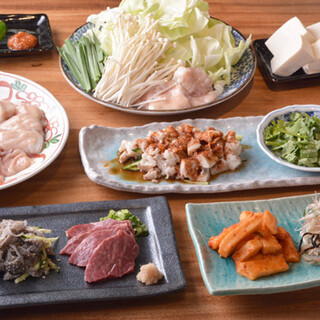 我們套餐以為傲的特色菜包括著名的 Motsusuki 和今天的生魚片拼盤。