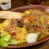 Bisutoro Kirakutei - 挽肉と野菜のカレー。ハーフナンとハーフピラフ。たっぷりの盛り合わせ。