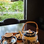 iro - 緑が目に眩しい。こんな落ち着いた店内で読書をするのもいいですね。