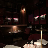 THE CONDER HOUSE - 店内の照明はかなり暗めで大人な雰囲気